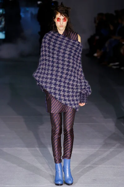Look 16